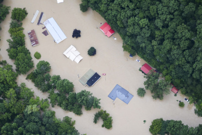 Una foto aérea proporcionada por la Guardia Nacional de Kentucky muestra las operaciones de rescate y la respuesta a las inundaciones repentinas