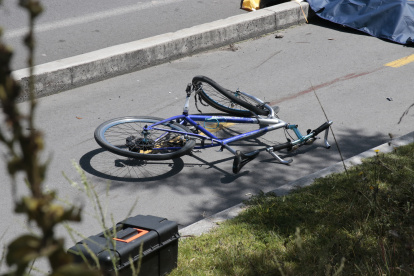 la bicicleta quedó dañada sobre la calzada