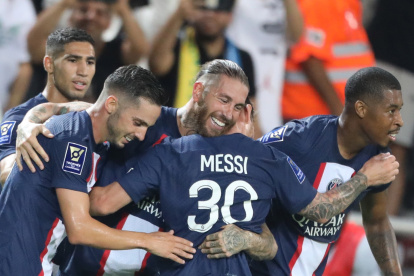 Sergio Ramos (C) se abraza a Messi en la celebración del 3-0