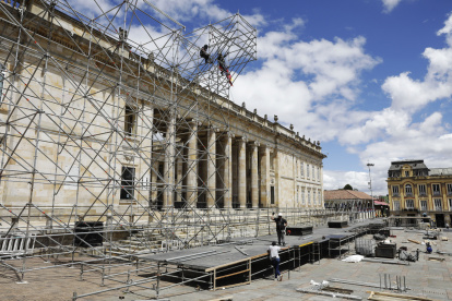 Personas trabajan en el montaje de las tarimas para la ceremonia de investidura presidencial de Gustavo Petro