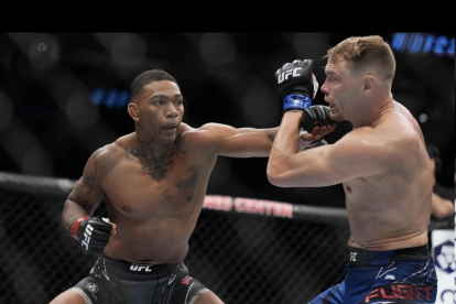 Instantes en que el tricolor daba castigo a Fugitt, luego de los cual fue declarado como vencedor tras el nocaut en el tercer asalto.