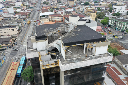 El ‘Infierno’. Así denominan al edificio de 7 pisos que fue parte de la Función Judicial del Guayas y luego pasó a manos de Inmobiliar, ahora deteriorado y saqueado.