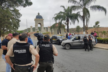 Los agentes policiales se encuentran realizando un operativo de rastreo de los delincuentes