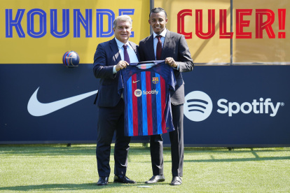 El presidente del FC Barcelona, Joan Laporta, durante le presentación hoy del nuevo jugador Jules Koundé