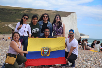 Un grupo de becarios ecuatorianos del programa Chevening en la ciudad de Brighton, Inglaterra.