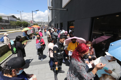 Extensas filas de afiliados del IESS por acceder a un turno para atención médica, en las afueras del Hospital Quito Sur