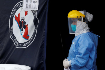 Personal médico recibe a pacientes en el hospital de emergencias Casimiro Ulloa en Lima, en una fotografía de archivo.