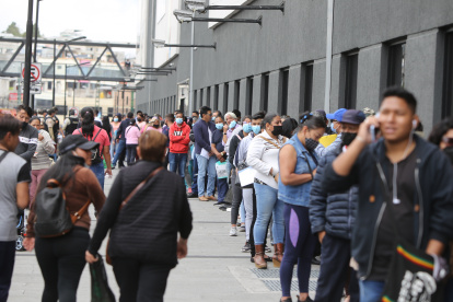 Filas a espera de atención en el Hospital IESS Quito Sur.