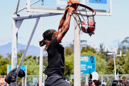 Jimmy Butler, jugador de los Miami Heat, mientras anota una canasta en el parque La Carolina.