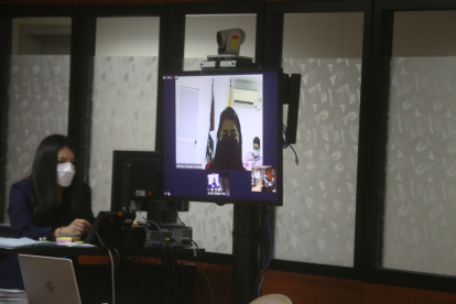 Diligencia. La exasambleísta Karina Arteaga se conectó al juzgamiento desde la Corte de Justicia de Manabí.