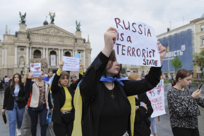 Pedido. Familiares de los defensores de Azovstal se manifiestan para salvar a los defensores de Azovstal que fueron capturados este domingo.