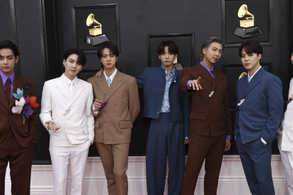 Los miembros de la "boyband" BTS en la alfombra roja de la entrega de los Grammys