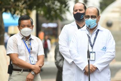 Los especialistas durante el informe médico, la mañana de este 2 de agosto.