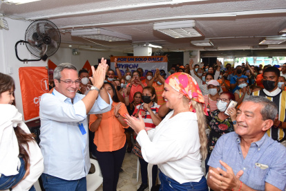 Un ambiente de algarabía se vivió el domingo pasado en la asamblea de Centro Democrático para elegir a los precandidatos a las seccionales del 2023. En la foto aparecen Jimmy Jairala y Carla Sala, fundador de Centro Democrático y precandidato a la Alcaldía de Guayaquil, y precandidata a concejal del Distrito 1 de la urbe porteña, en ese mismo orden.