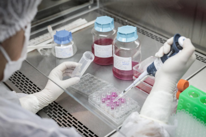 Un investigador trabajando en un laboratorio.