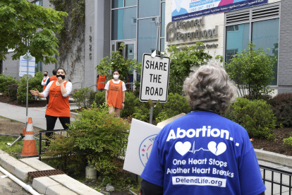 Una manifestante en contra del aborto protesta , frente la entrada del Centro Carol Whitehill Moses de la organización Planned Parenthood