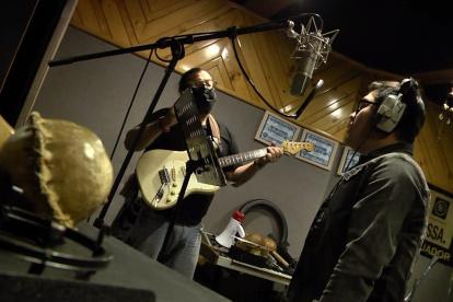 Mauricio Altamirano durante la grabación del tema.