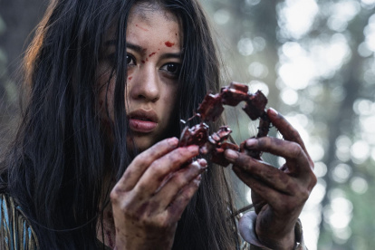 La actriz Amber Midthunder en su papel de Naru, en una escena de la película "Prey". "Predator".