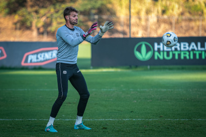Javier Burrai, arquero de Barcelona, se alista para lo que será el duelo ante el Ponchito.