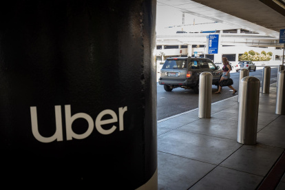 Fotografía de archivo en la que se registró un logo de la multinacional estadounidense de transporte Uber, en el Aeropuerto Internacional de Los Ángeles (California, EE.UU.).