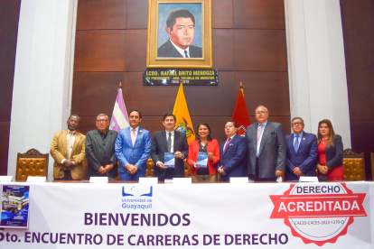 Las autoridades de la Universidad  de Guayaquil dan a conocer el logro alcanzado.