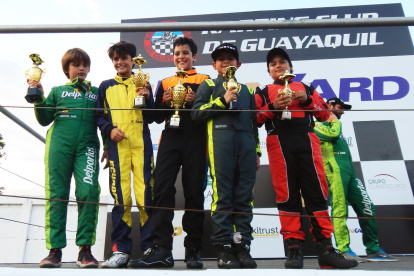 Nicolás Peribonio (c) junto al resto de competidores que subieron al podio de la categoría Mini en el inicio del Provincial de Karting, el sábado 30 de julio.