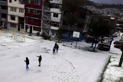 Capa. Casi de ocho centímetros fue el alto del granizo acumulado en veredas y calles de barrios del sur de Quito
