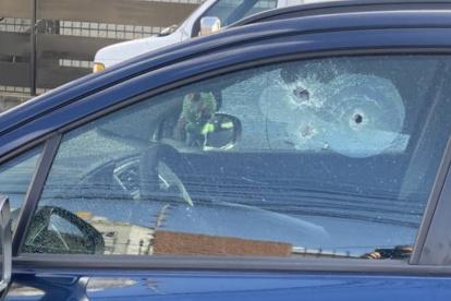 Escenario. El directivo hizo la denuncia pública en su cuenta de Twitter y adjunto una foto del que sería el carro baleado del funcionario.