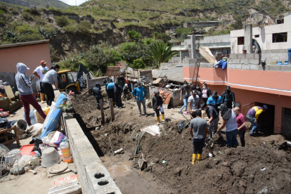 Minga. Varios vecinos se unieron para sacar en carretillas el lodo que ingresó a la planta baja de las viviendas