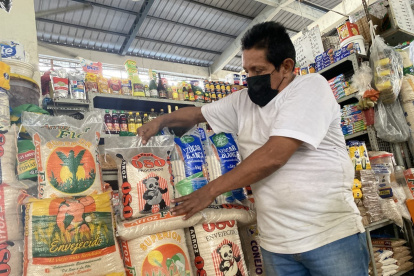 Mercado.- Una persona mira el precio del arroz.