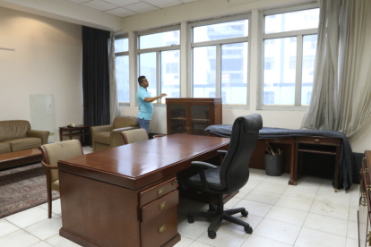 Ventanales. A las paredes de hormigón se suman los ventanales, también bilindados, en particular la oficina que ocupaba el cónsul, en la antigua sede de Guayaquil.