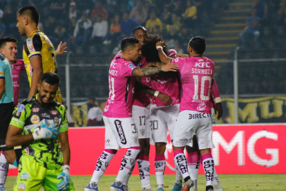 Los jugadores de Independiente del Valle felicitan a Marco Angulo tras marcar el gol del triunfo en la visita a Deportivo Táchira.