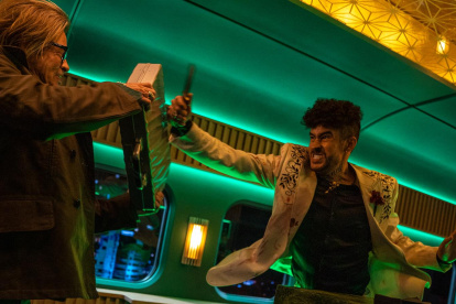 el actor Brad Pitt (i) como Ladybug y el cantante Bad Bunny como Wolf, durante una escena de la película Bullet Train.