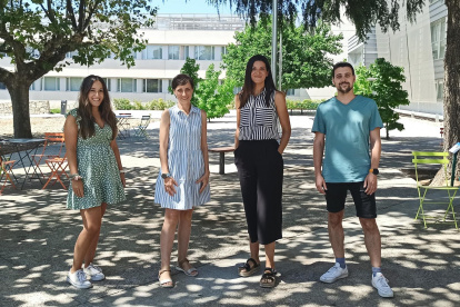 Ana Virseda Berdices, María Ángeles Jiménez Sousa, Amanda Fernández Rodríguez y Oscar Brochado Kith, autores del trabajo que concluye que el perfil metabólico de los pacientes puede definir el pronóstico de la covid-19. Fotografía facilitada por el ISCIII.