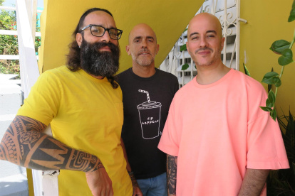 La banda puertorriqueña de reggae Cultura Profética, Willy Rodríguez (d), Omar Silva (i) y Eliut González, durante una entrevista con Efe, hoy, en San Juan (Puerto Rico).
