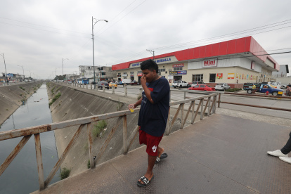 1.Malos olores. Las personas que pasan cerca de las zanjas deben taparse la nariz o usar mascarilla para evitar percibir estos malos olores. En ocasiones dejan de comer por el hedor que se percibe en las Orquídeas.
