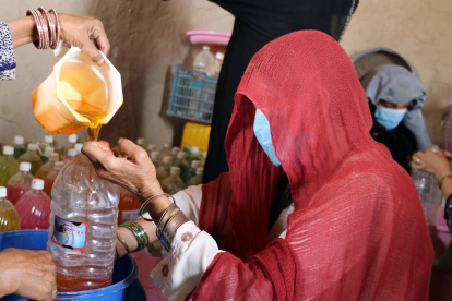 Afganas como Saqi Popalzai han iniciado sus negocios para sacar adelante a su familia.