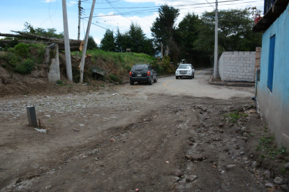 A medias. Una de las vías que fue asfaltada en el período del presidente de la Junta Parroquial de Guayllabamba es la que pasa por el frente de su casa.