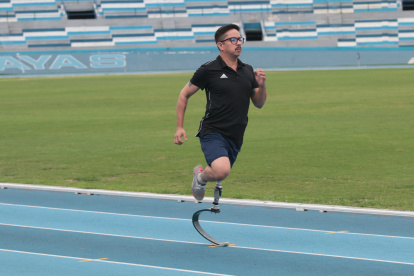 Tras 1 mes, registra 21 segundos en los 100 m planos.