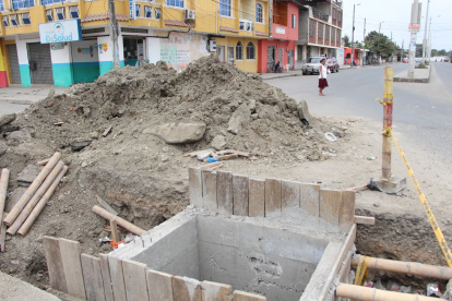 Una de las obras que quedaron inconclusas desde hace meses, en una de las avenidas del sector.