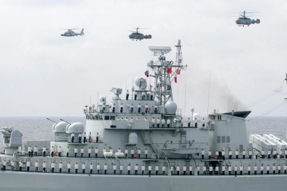 Un navío de la Armada china participa en unas maniobras militares.