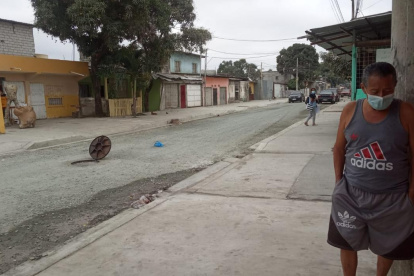 Cuatro criminales en dos motocicletas atentaron en contra de un grupo de personas que jugada naipes en un parterre.ALEX LIMA