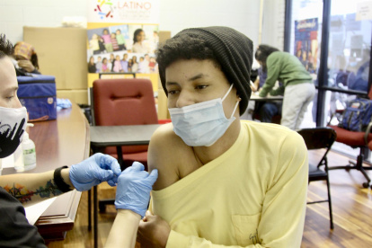 Un niño al ser vacunado contra la covid-19, en Atlanta (Georgia, EE.UU.).