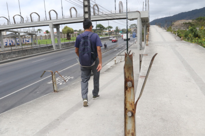 Los transeúntes temen por los riesgos que genera el mal estado del puente y el peligro que representa.
