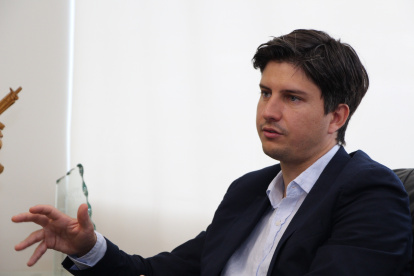 Gago es Diputado del Congreso de España por el Partido Popular (PP). Es portavoz del Cambio Climático del mismo parlamento donde también es secretario de la Comisión de Seguridad Vial. Ha sido presidente nacional de jóvenes del PP.