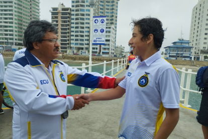 Juan Patricio Aguirre (d), nadador ecuatoriano, recibe la felicitación de su entrenador Rafael Maldonado tras el logro.

Juan Patricio Aguirre (d), nadador ecuatoriano, recibe la felicitación de su entrenador Rafael Maldonado tras el logro.