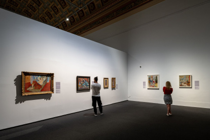 Exposición. Dos visitantes recorren la muestra del pintor francés.