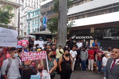 Decenas de personas se concentran en los exteriores de las inmediaciones de la Fiscalía del Guayas.