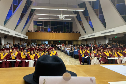 El candidato a la prefectura del Guayas, acudió a la ceremonia de graduación de la Universidad Católica, los egresados pidieron mediante escrito que no acuda.