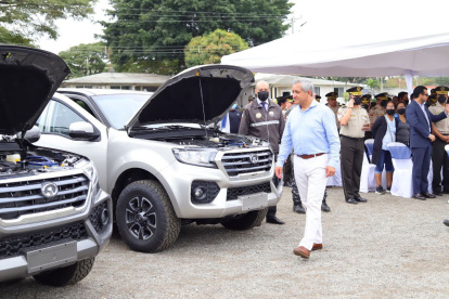 El ministro Patricio Carrillo entregó los vehículos a la inteligencia policial de la Zona 8